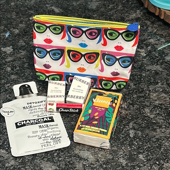 Burberry Her Beauty Bundle Burberry Her x2 5ml travel & Ipsy Bag & Charcoal Peel - Picture 10 of 12